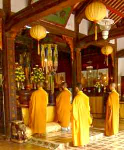 Mnche in einem buddhistischen Tempel